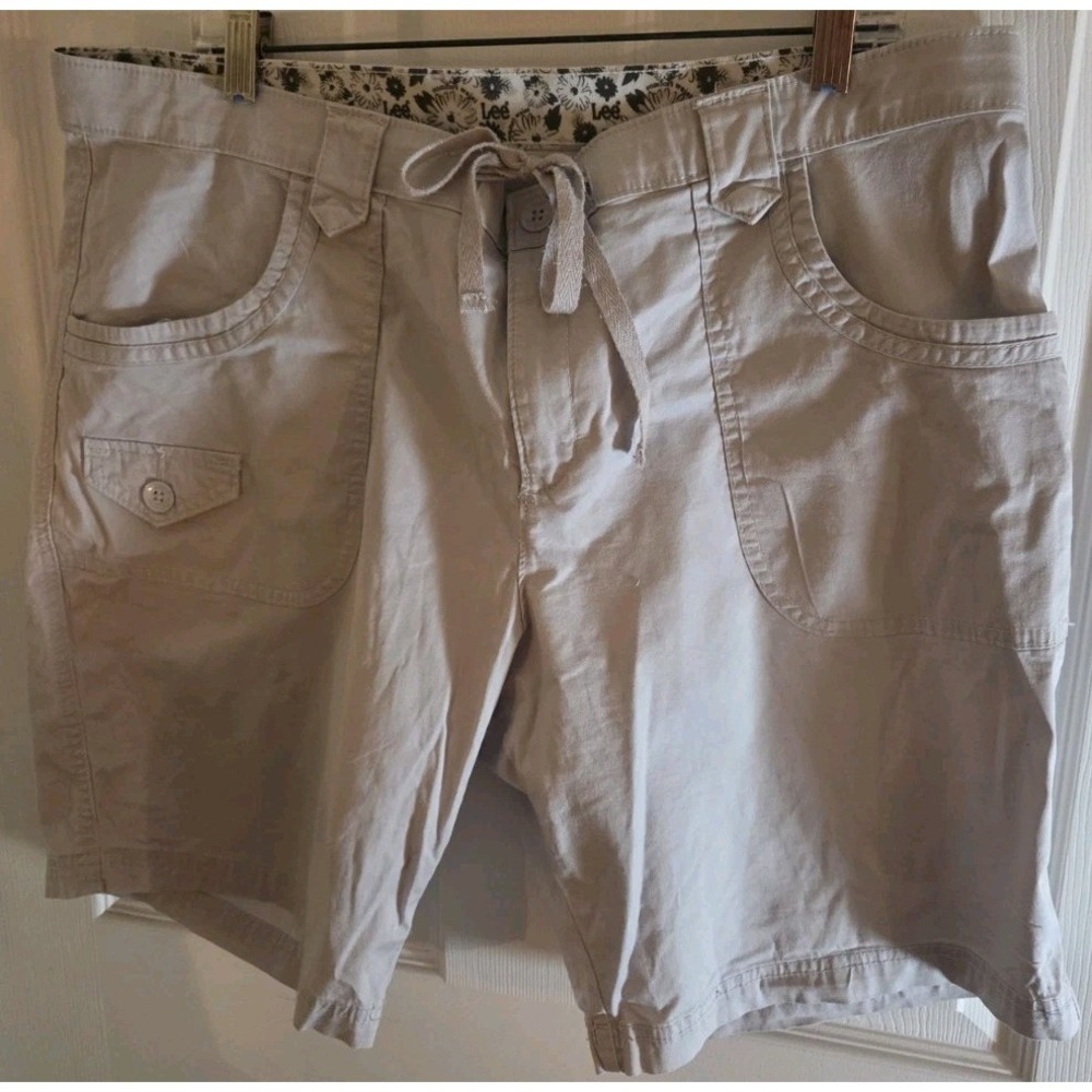 Lee Women Comfort Fit Waist Band Cargo Shorts Size 18W Khaki Camping Hiking
